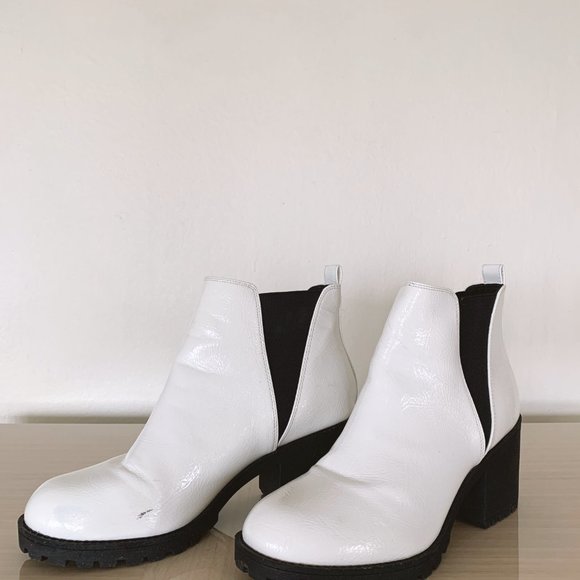 WHITE PATENT LEATHER ANKLE BOOTS - SIZE 9 - DIRTY LAUNDRY - Picture 7 of 10